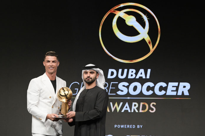 Pemain Juventus, Cristiano Ronaldo meraih penghargaan sebagai pemain pria terbaik 2019 dalam acara Globe Soccer Awards di Dubai, Uni Emirat Arab, Minggu (29/12/2019). Globe Soccer Awards adalah acara penganugerahan tahunan untuk para figur sepak bola (Twitter/Globe_Soccer)