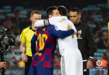 Kapten Barcelona, Lionel Messi memeluk kapten Real Madrid, Sergio Ramos sebelum laga el clasico Liga Spanyol 2019-2020 di Estadio Camp Nou, Kamis (19/12/2019). Laga ini berakhir imbang 0-0 (FCBarcelona)