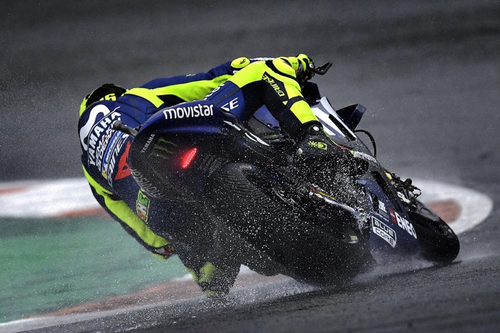 Pembalap MotoGP, Valentino Rossi kembali mengeluhkan persoalan ban motornya. (Twitter Valentino Rossi)