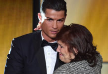 Cristiano Ronaldo dan ibunya Dolores Aveiro (FIFA/Getty Images)