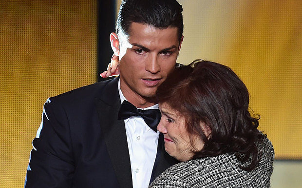 Cristiano Ronaldo dan ibunya Dolores Aveiro (FIFA/Getty Images)